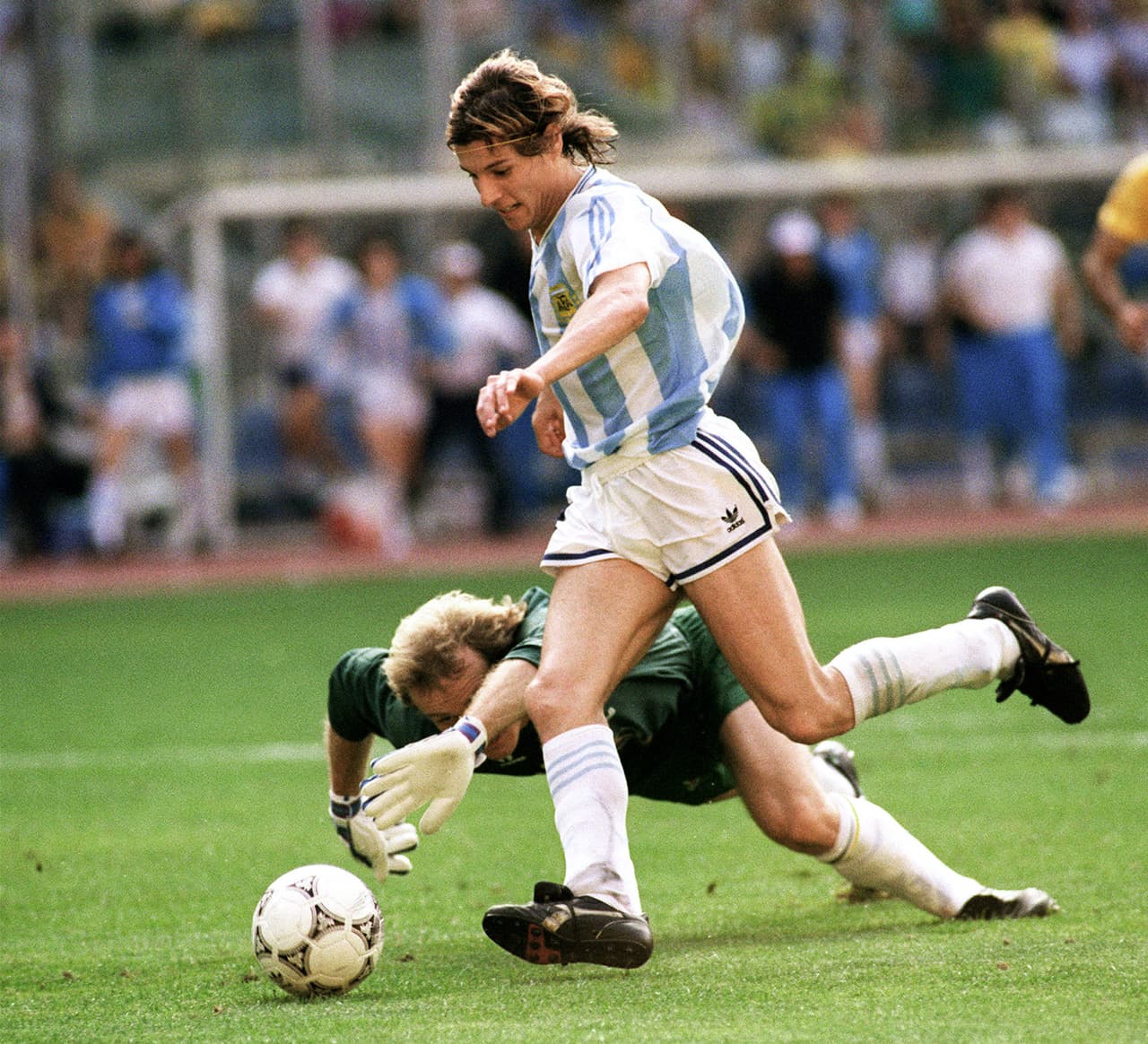 Esta es una foto del gol con que Argentina eliminó a Brasil de los octavos de final de Italia 1990, obra de Claudio Caniggia.