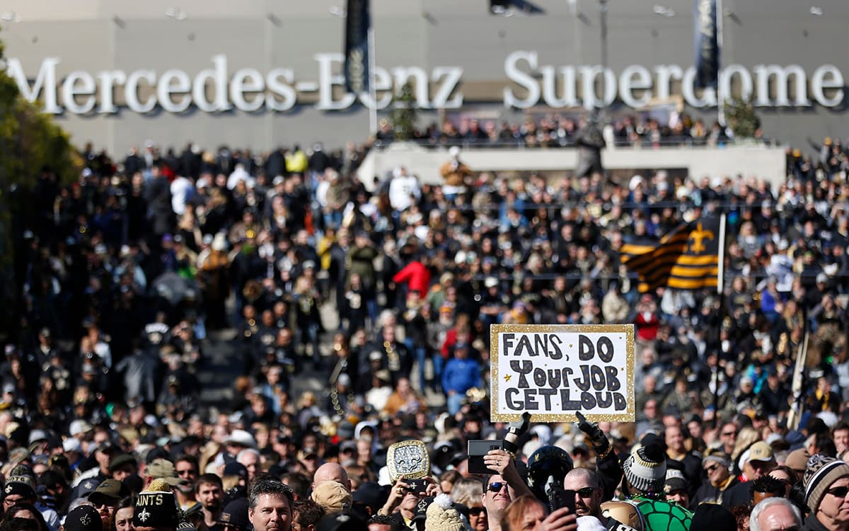 Miles de fanáticos listos para apoyar a los Saints.