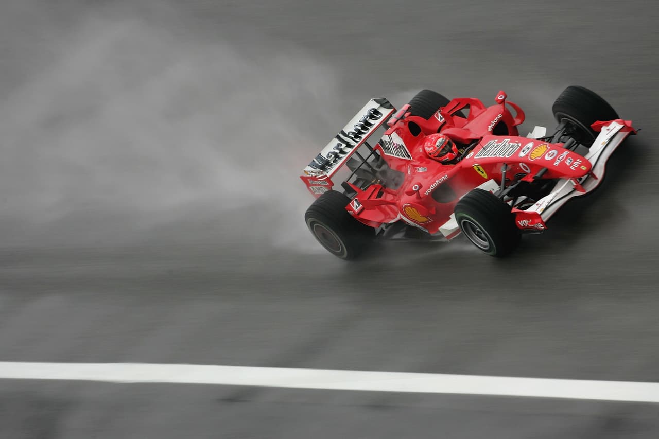 Ferrari se mostró dominante durante la competencia que tuvo las pistas mojadas. Aún así, el piloto alemán mostró su capacidad.