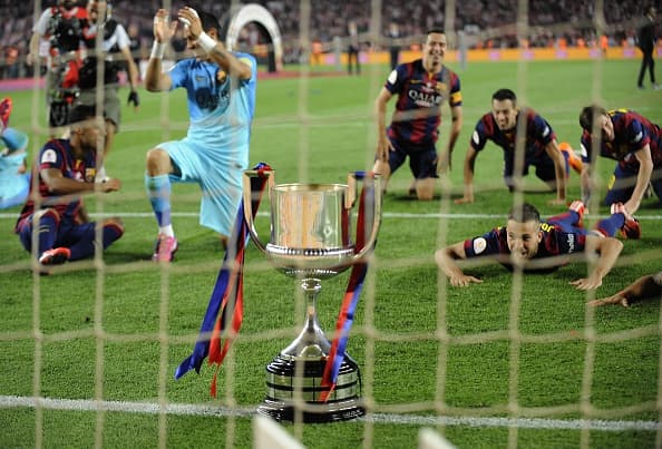 Luego de la premiación los jugadores del Barcelona tuvieron su momento de diversión en el campo.