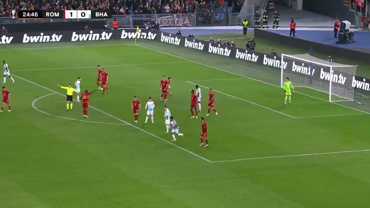 ¡TIRO ATAJADO! disparo por Danny Welbeck.