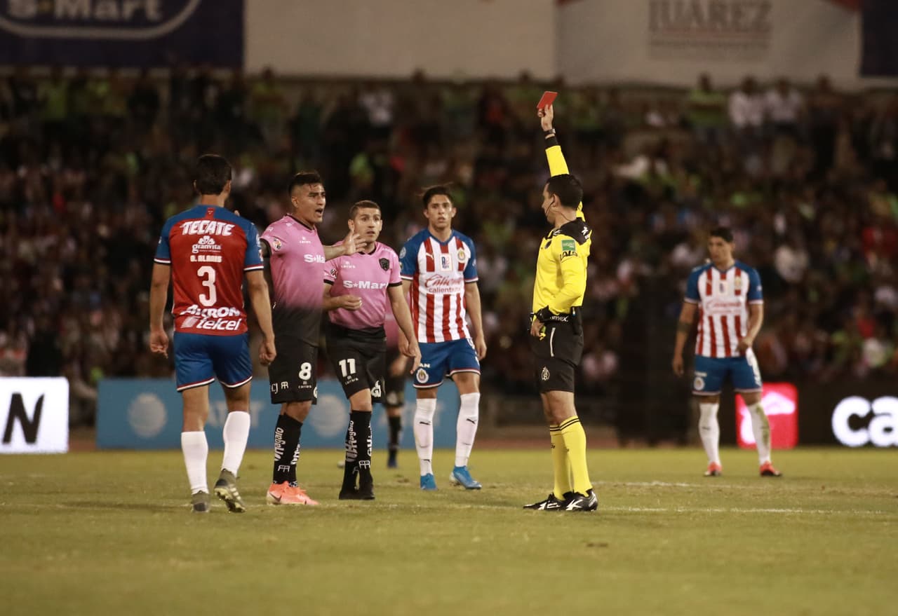 Chivas gana de manera dramática pero se mantiene vivo en la lucha por la Liguilla.