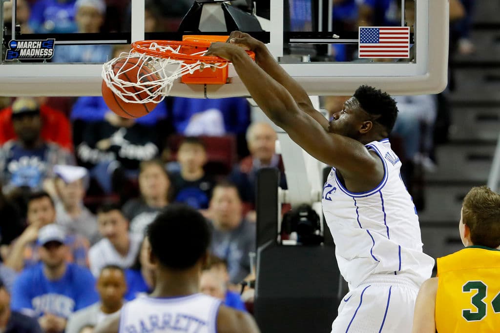 Zion Williamson deja la Universidad de Duke tan solo después de una temporada altos vuelos para ser elegible para el NBA Draft.