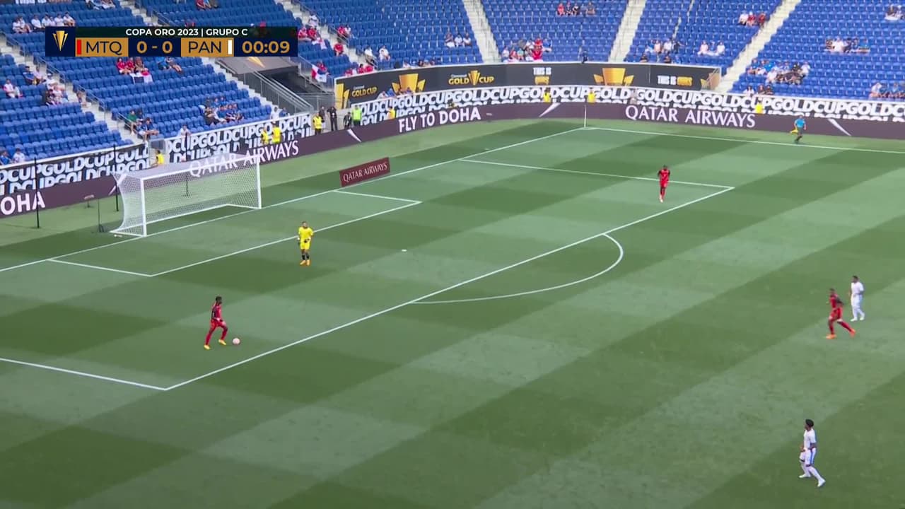 Arranca el partido y la pelota está en juego.