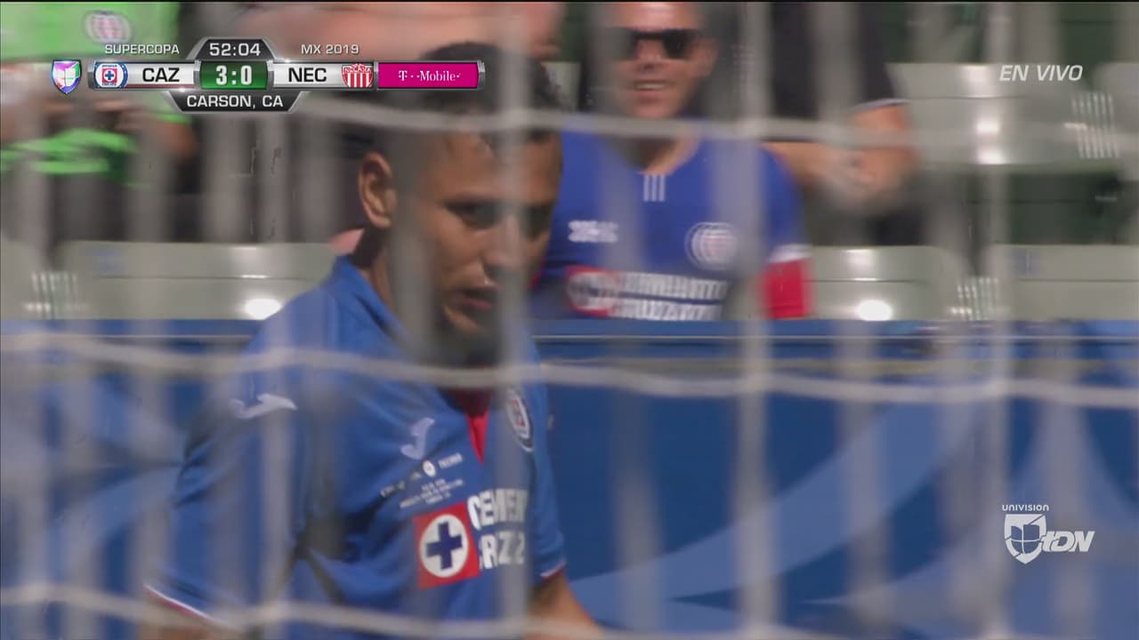 El ‘Cata’ Domínguez remata y sacude la red por fuera, ahogando el grito de gol