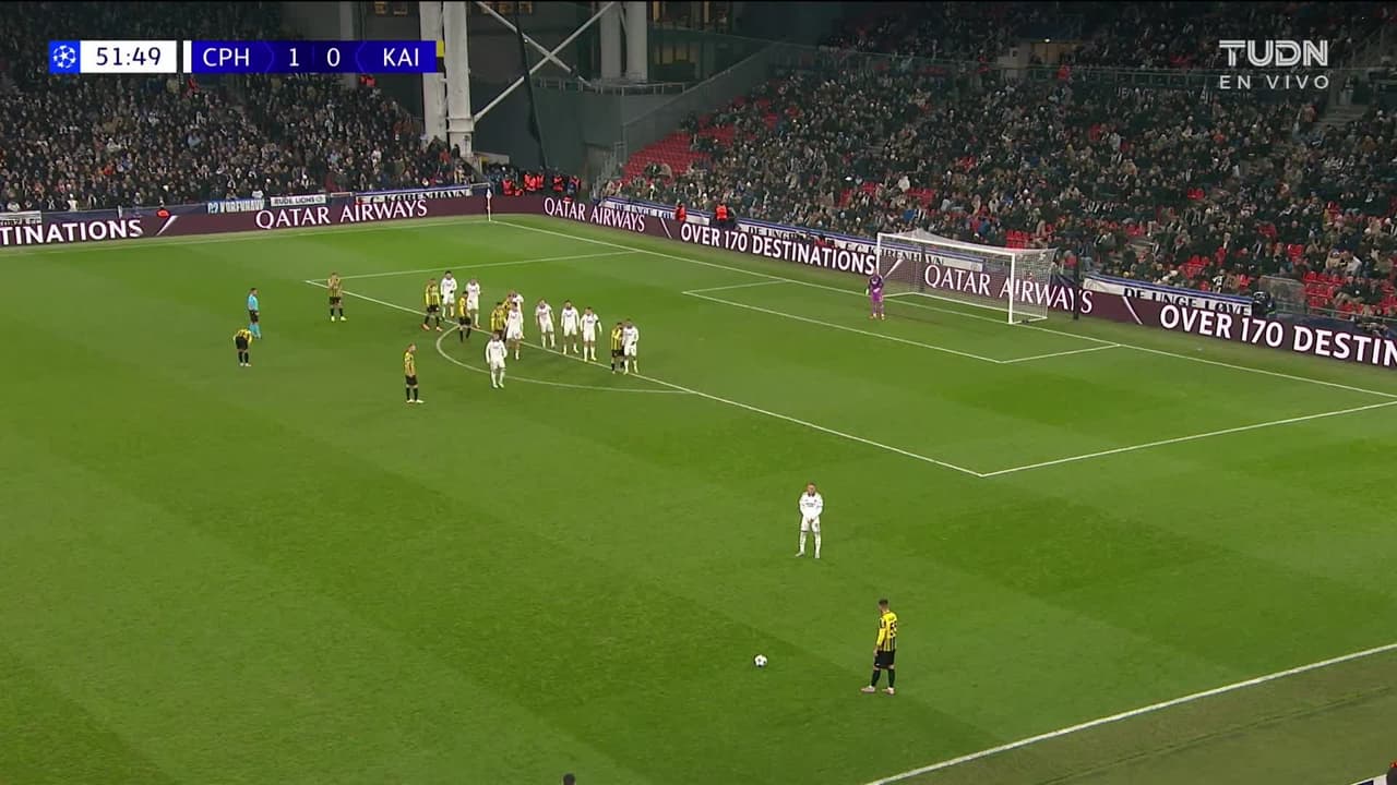 ¡CERCA! Erkin Tapalov disparó que se estrella en el poste.