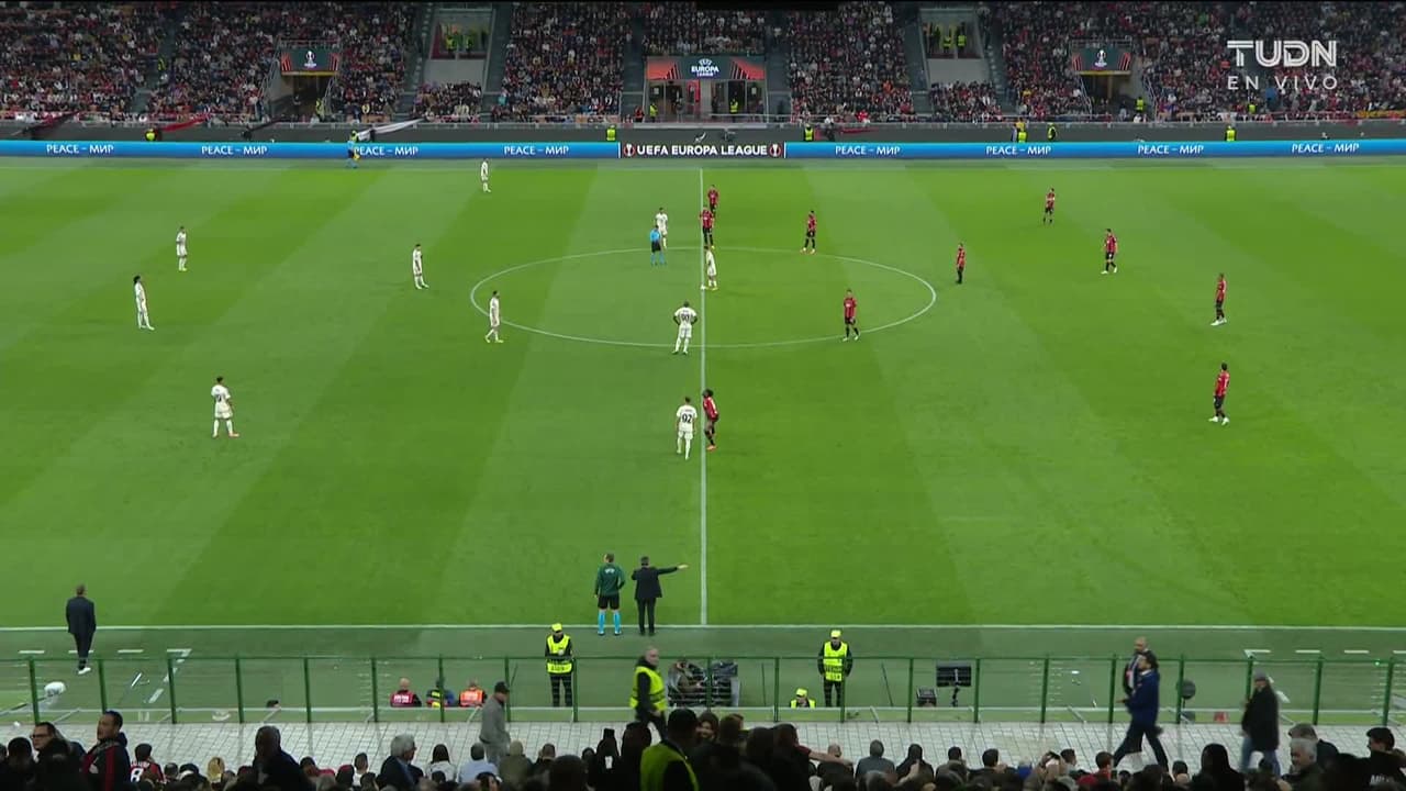 Arranca el partido y la pelota está en juego.