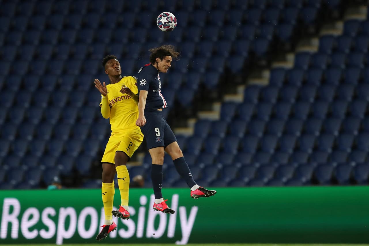 Edinson Cavani tratando de ganar el juego aéreo ante Dan-Axel Zagadou.