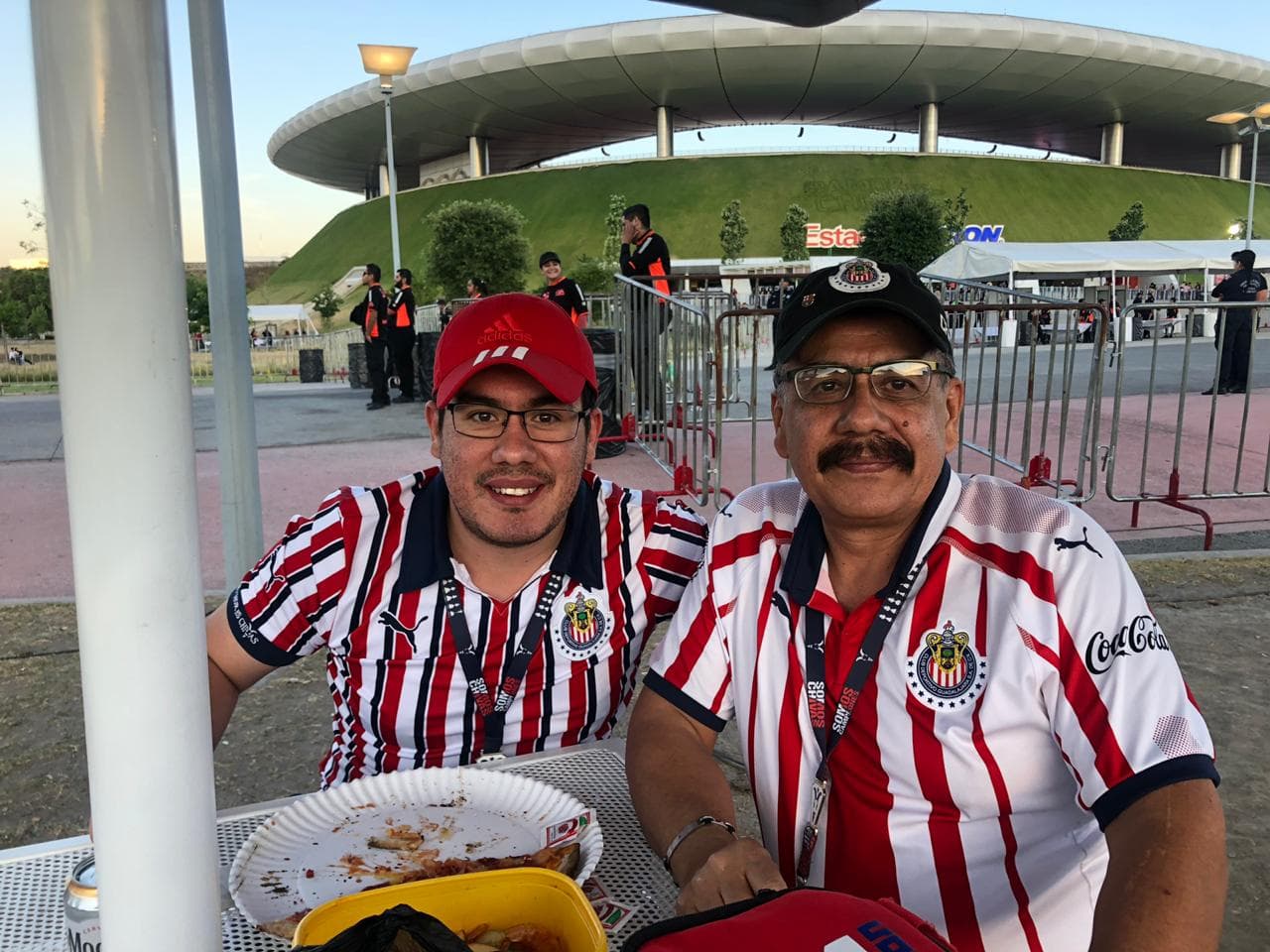 Los fanáticos de Chivas de Guadalajara se alistan en el Estadio Akron para el encuentro por la Jornada 13 del 
<a href="https://www.univision.com/deportes/futbol/liga-mx/*">Clausura 2019</a> contra Lobos BUAP.