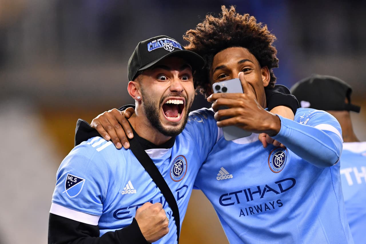 Valentín Castellanos -suspendido para el encuentro de este fin de semana- celebró junto a Talles Magno.
<br>