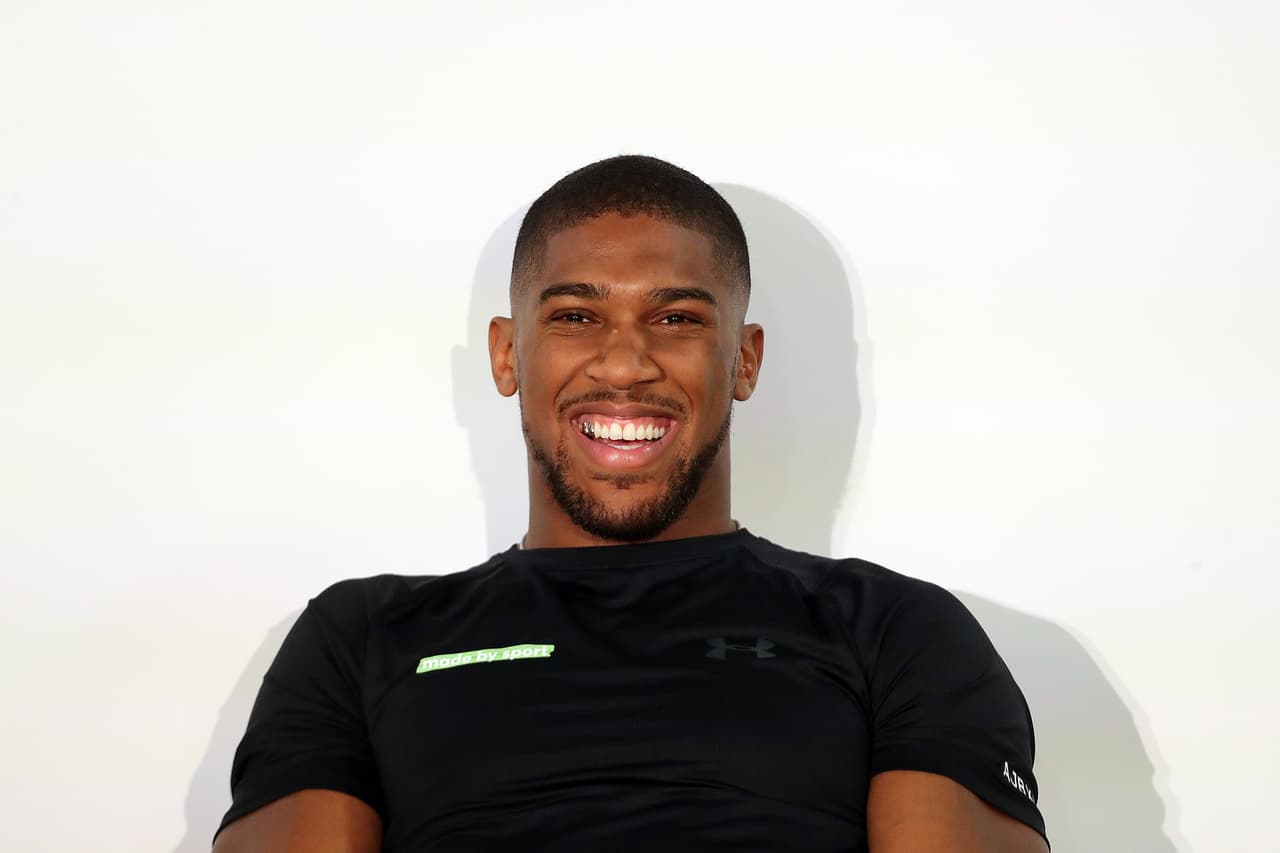 El pugilista Anthony Joshua se reunió con el Principa Harry en el evento 'Made by Sport', donde se le notó sonriente a pesar de su pérdida de títulos de peso completo contra el mexicano Andy Ruiz.