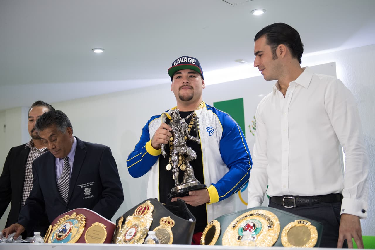 El mexicano Andy Ruiz presentó en el Comité Olímpico Mexicano sus cinturones como campeón mundial de peso completo de boxeo en medio de la admiración y reconocimiento de sus compatriotas.