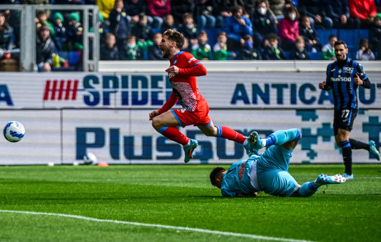 Napoli venció al Atalanta con goles de Lorenzo Insigne, Matteo Politano, Eljif Elmas, quien anotó tras recibir el balón de Hirving Lozano.