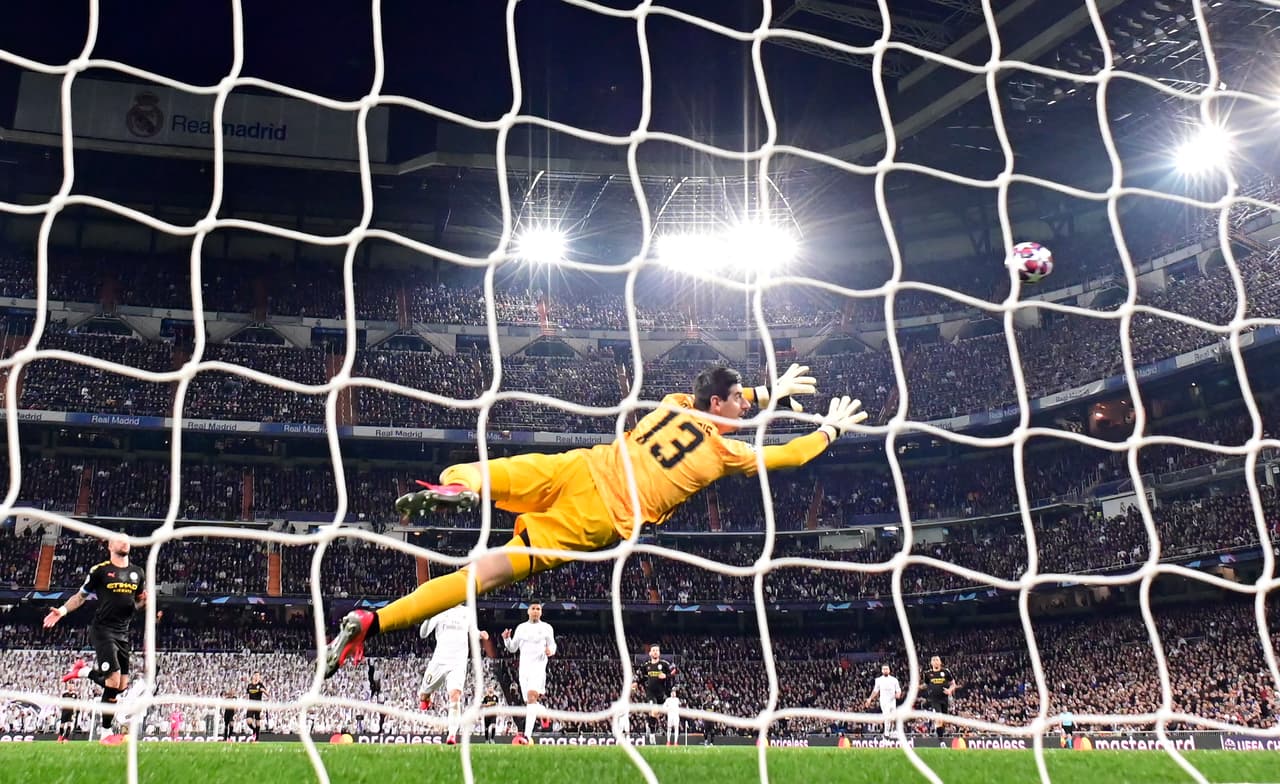 Thibaut Courtois abatido en el Bernabéu.