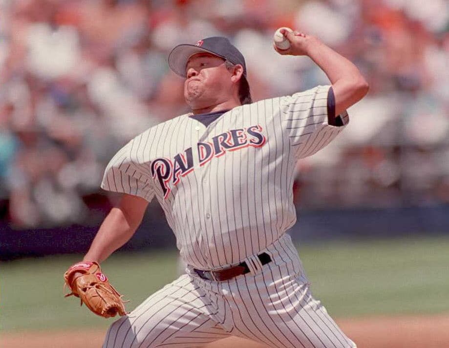 <b>Fernando Valenzuela,</b>
<b>Padres (1995-1997)</b>: En la recta final de su carrera, Fernando se mudó a San Diego, donde jugó dos temporadas. Fue el abridor durante el partido inaugural ante Rockies en 1996 celebrado en el Estadio de Béisbol Monterrey.