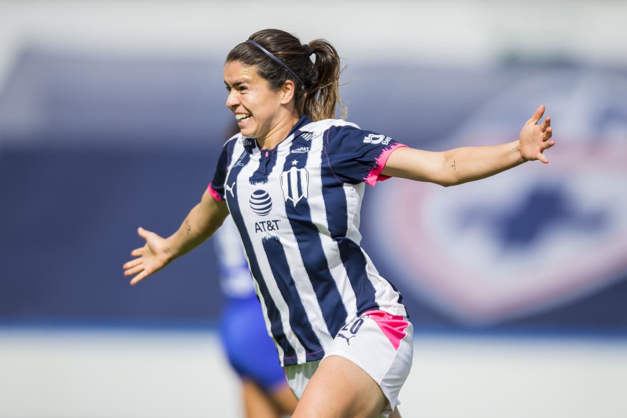 Solis celebrando gol