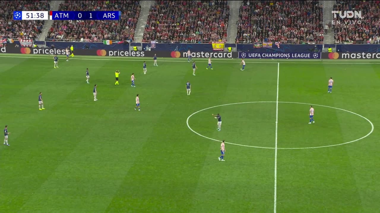 ¡TIRO ATAJADO! disparo por Ademola Lookman.