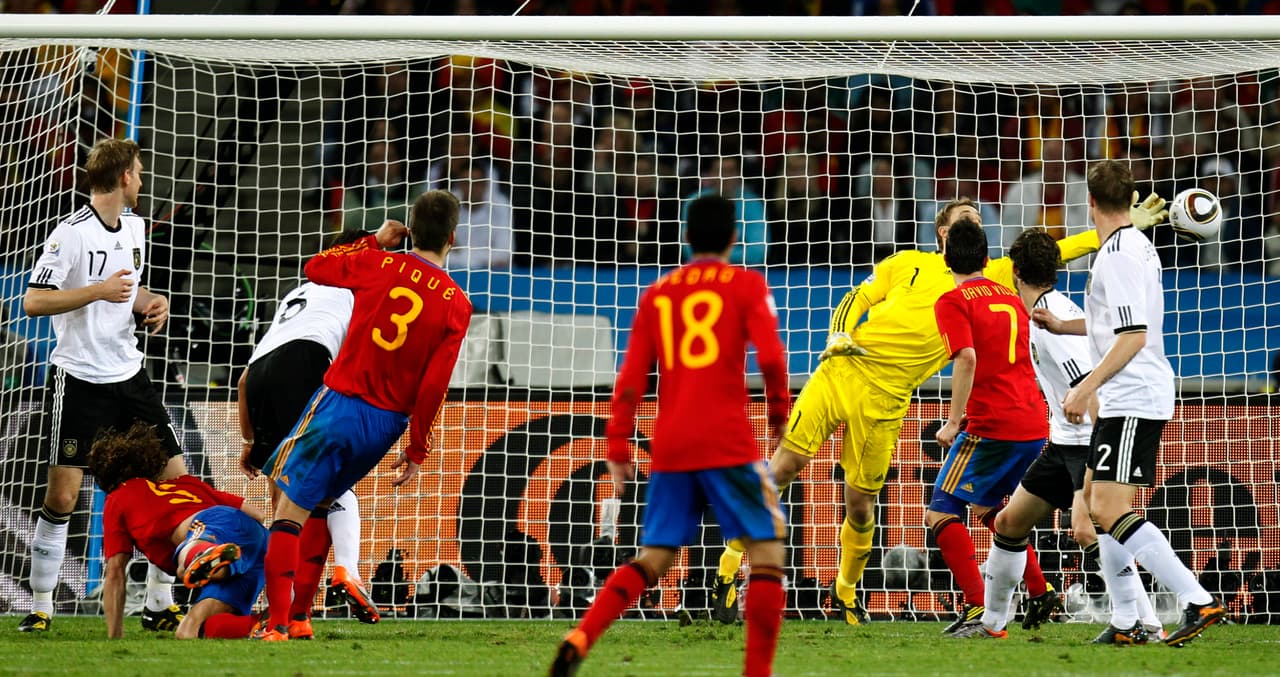 ¡Así se vivió a secuencia del gol de Puyol con la fórmula de los exjugadores del Barcelona! El defensor se elevó en una jugada prefabricada de tiro de esquina y con un testarazo puso el 1-0 al 72'.