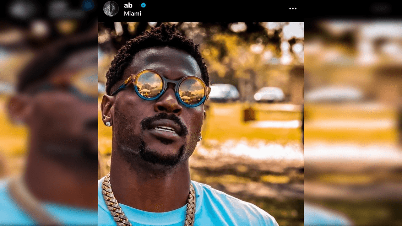 <b>Siempre folclórico</b>
<br>Brown tiene un gusto particular por los artículos personales que no son comúnes, como sus lentes.