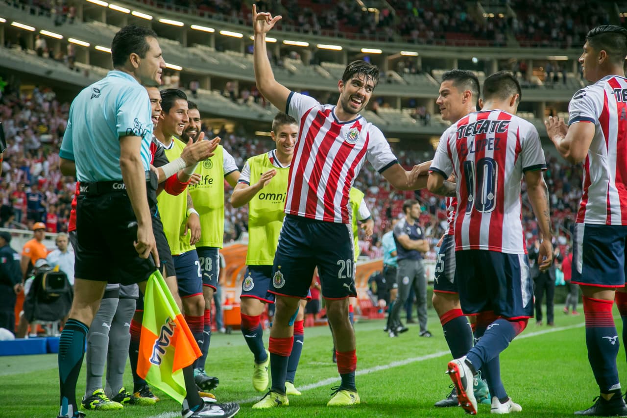 Su nivel lo llevó a firmar por las Chivas en el Clausura 2017 y desde entonces su nivel se potenció.
