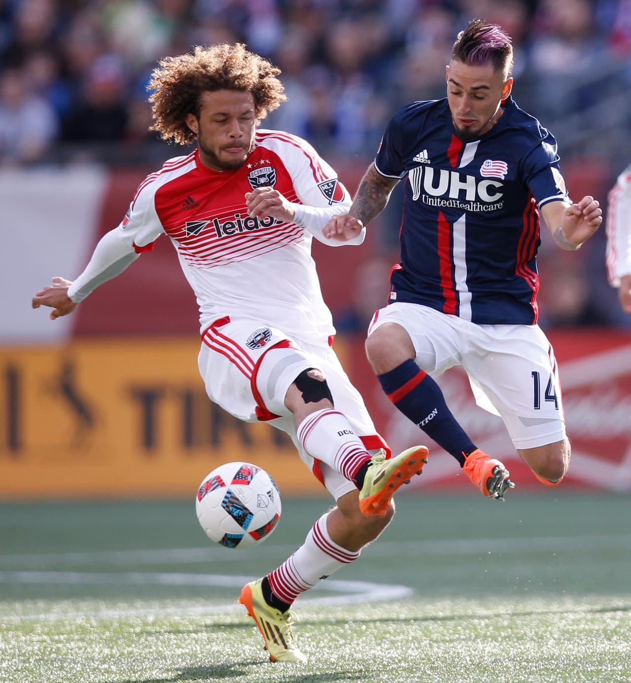 Nick DeLeon y Diego Fagundez disputan el balon