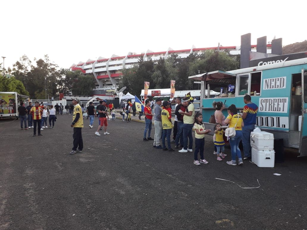 Desde temprano llegaron los fanáticos a los alrededores del Estadio Morelos para el duelo entre Monarcas y Águilas.