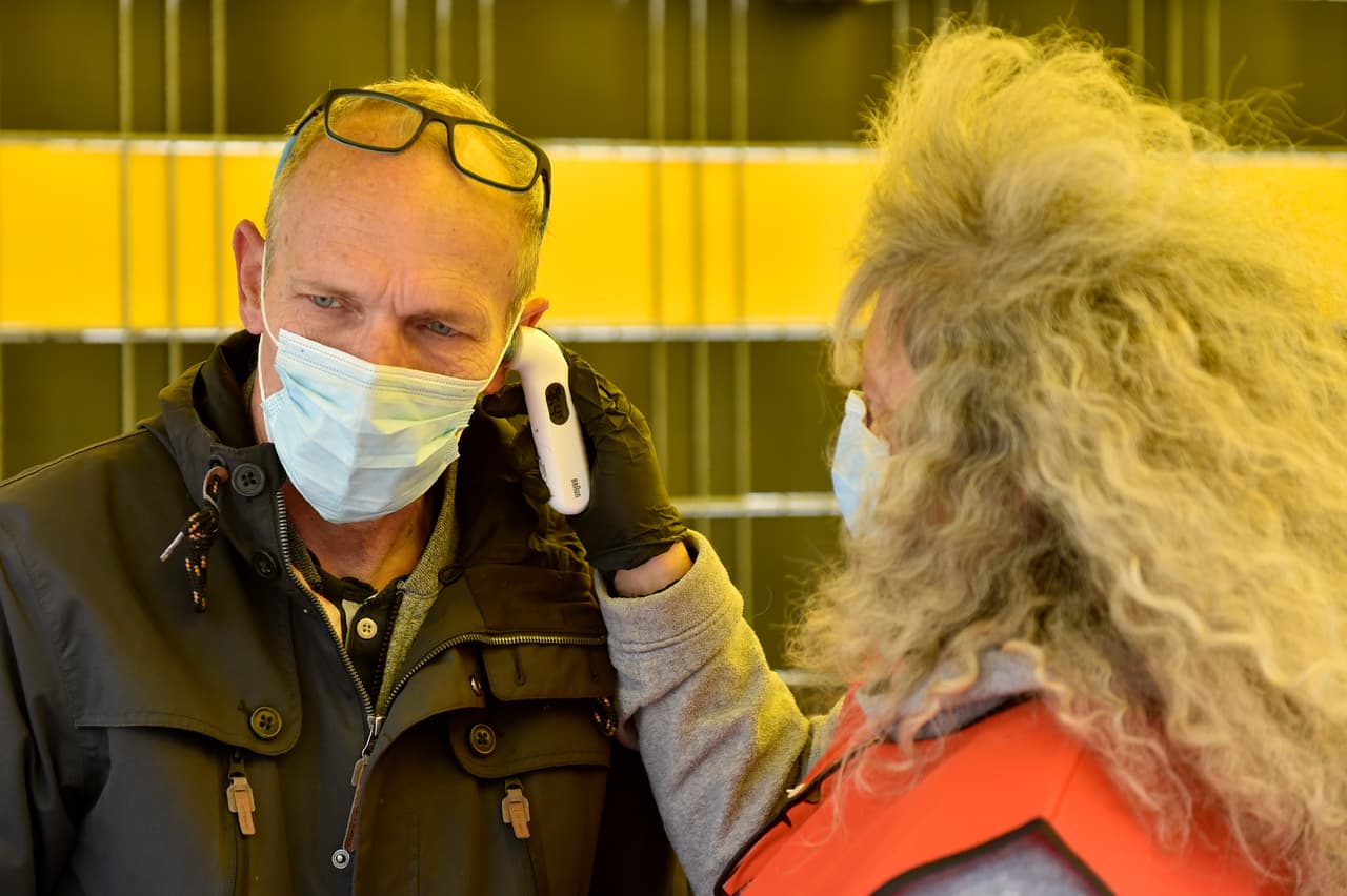Tomaron la temperatura a todas las personas que ingresaron al estadio.