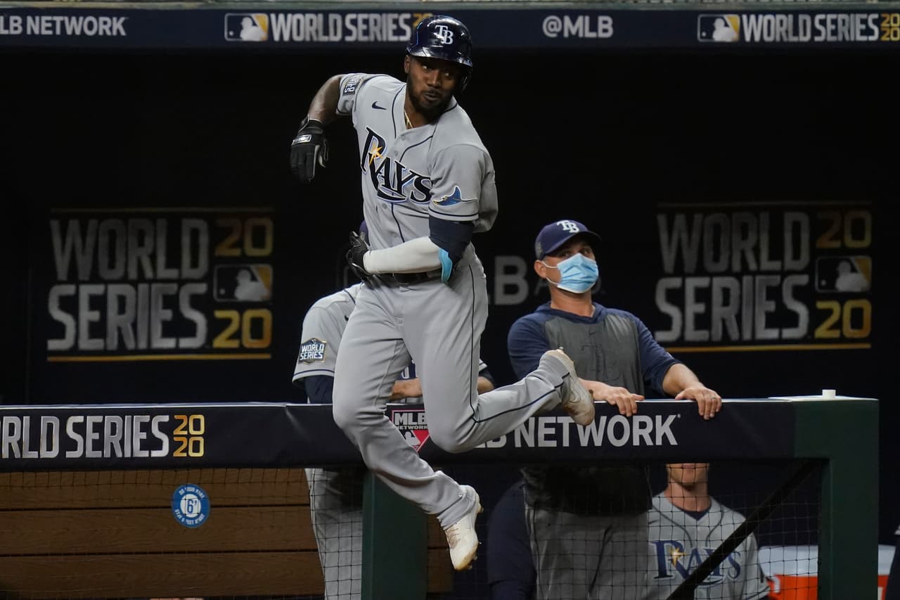El cambio de pitcher en los Rays sentencia el partido y los Dodgers consiguen remontar la desventaja de 1-0 para vencer 1-3 a los Rays y consiguen su sexta campeonato de Serie Mundial.