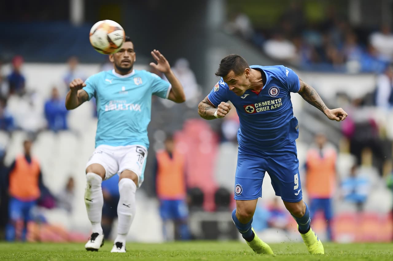 En el minuto 64' del partido entre Cruz Azul y Querétaro apareció el argentino Milton Caraglio (derecha) para anotar de cabeza el gol 10 mil en la historia del Estadio Azteca.
