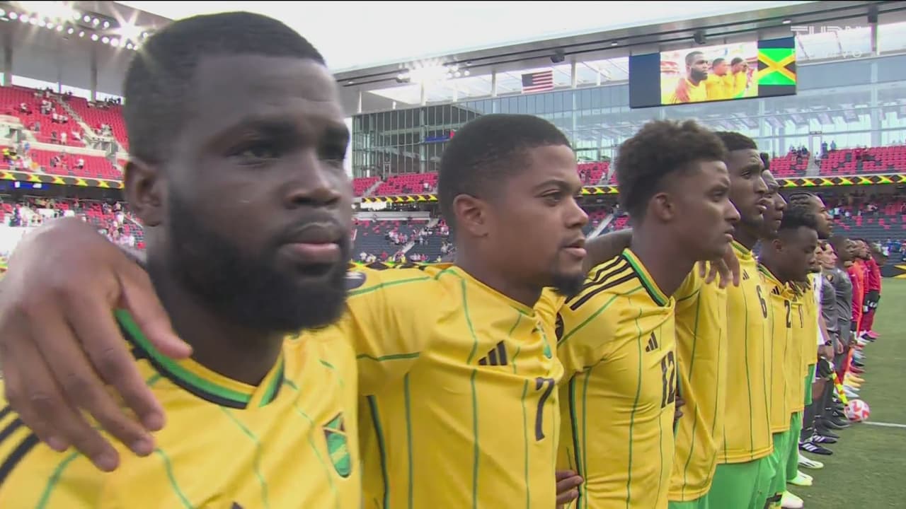 ¡Se entonan los himnos de Jamaica y Trinidad!