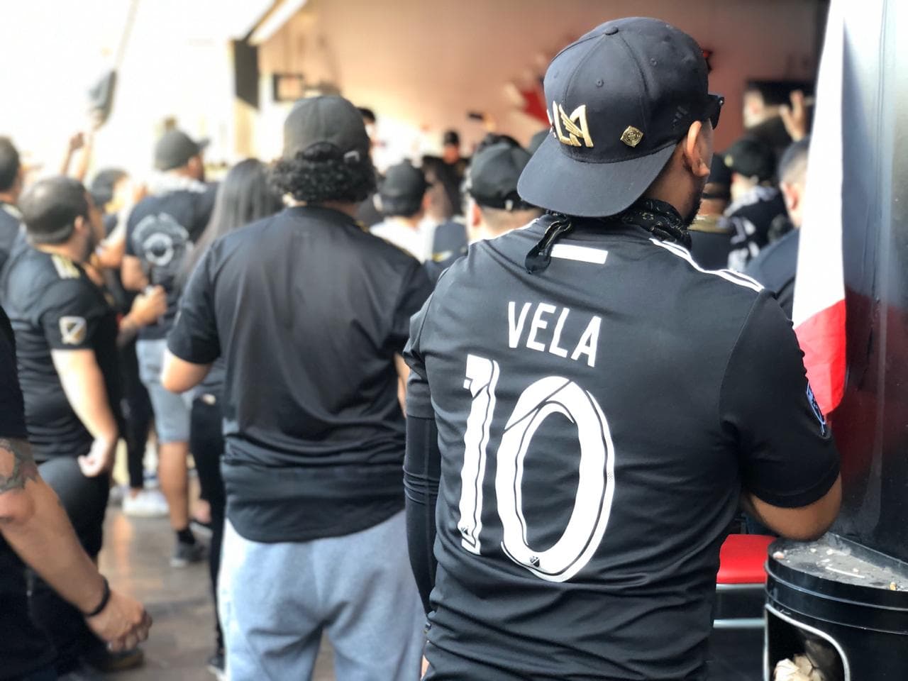 Muy prendida y animada la afición angelina, poniendo el color en León para alentar al LAFC.