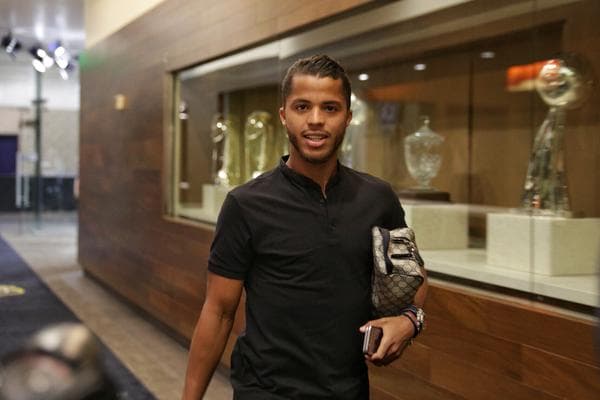 Giovani dos Santos haciendo su arribo al Stub Hub Center de Carson, California.