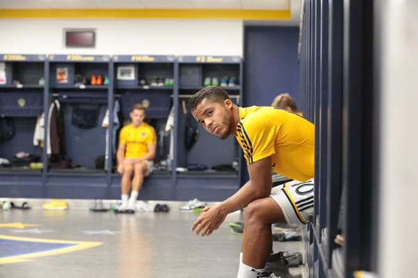 Giovani hizo su debut en la MLS en calidad de titular, tres días después de su debut con la camiseta del LA Galaxy en acción de la Liga de Campeones, donde marcó un gol en el triunfo 5-1 sobre Central FC.