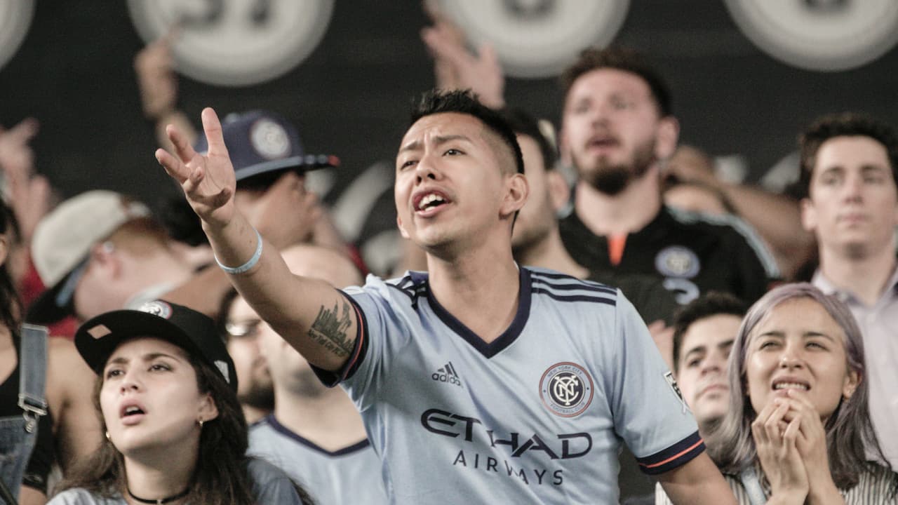 Y no solo lo llenan, no que gritan, celebran y protestan. En la vida como en el fútbol, el neoyorkino es una persona apasionada.