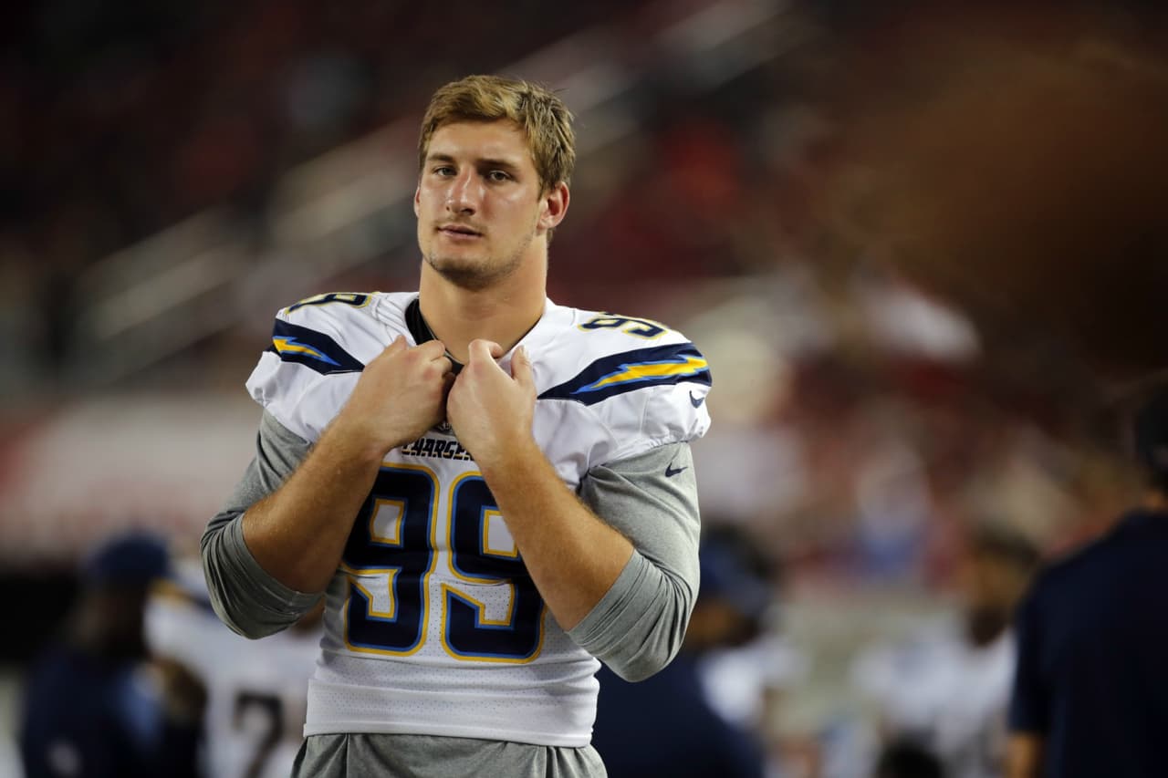 6. Joey Bosa | Los Angeles ChargersEn su segundo año en la NFL, Bosa es uno de los defensivos de más proyección en la liga. El año pasado logró 10.5 capturas de quarterback y ha lucido bien en esta pretemporada. Habrá que ver qué tan bien le viene la mudanza a Los Angeles.