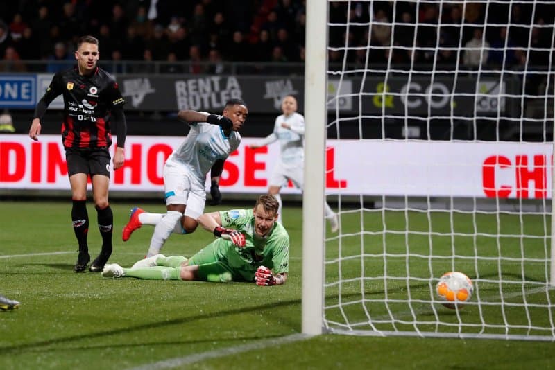 El primer gol del partido llegó al minuto 8, obra de Steven Bergjwin.