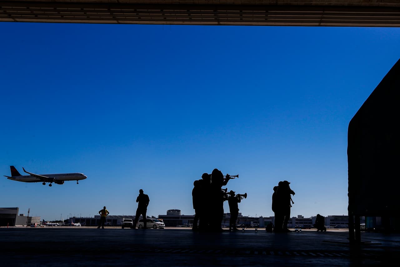 Los Kansas City Chiefs aterrizaron en el aeropuerto de Miami en la semana donde enfrentarán a los 49ers por el Super Bowl LIV.