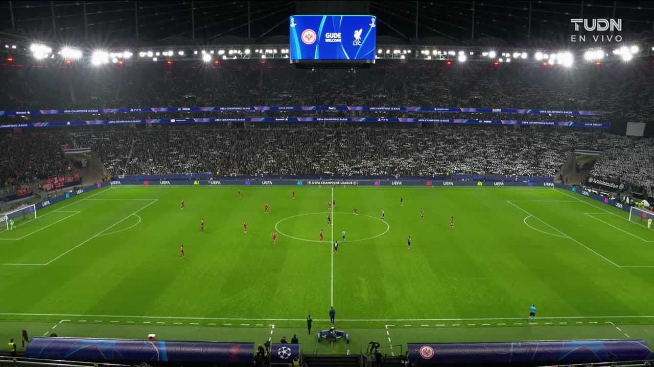 Arranca el partido y la pelota está en juego.