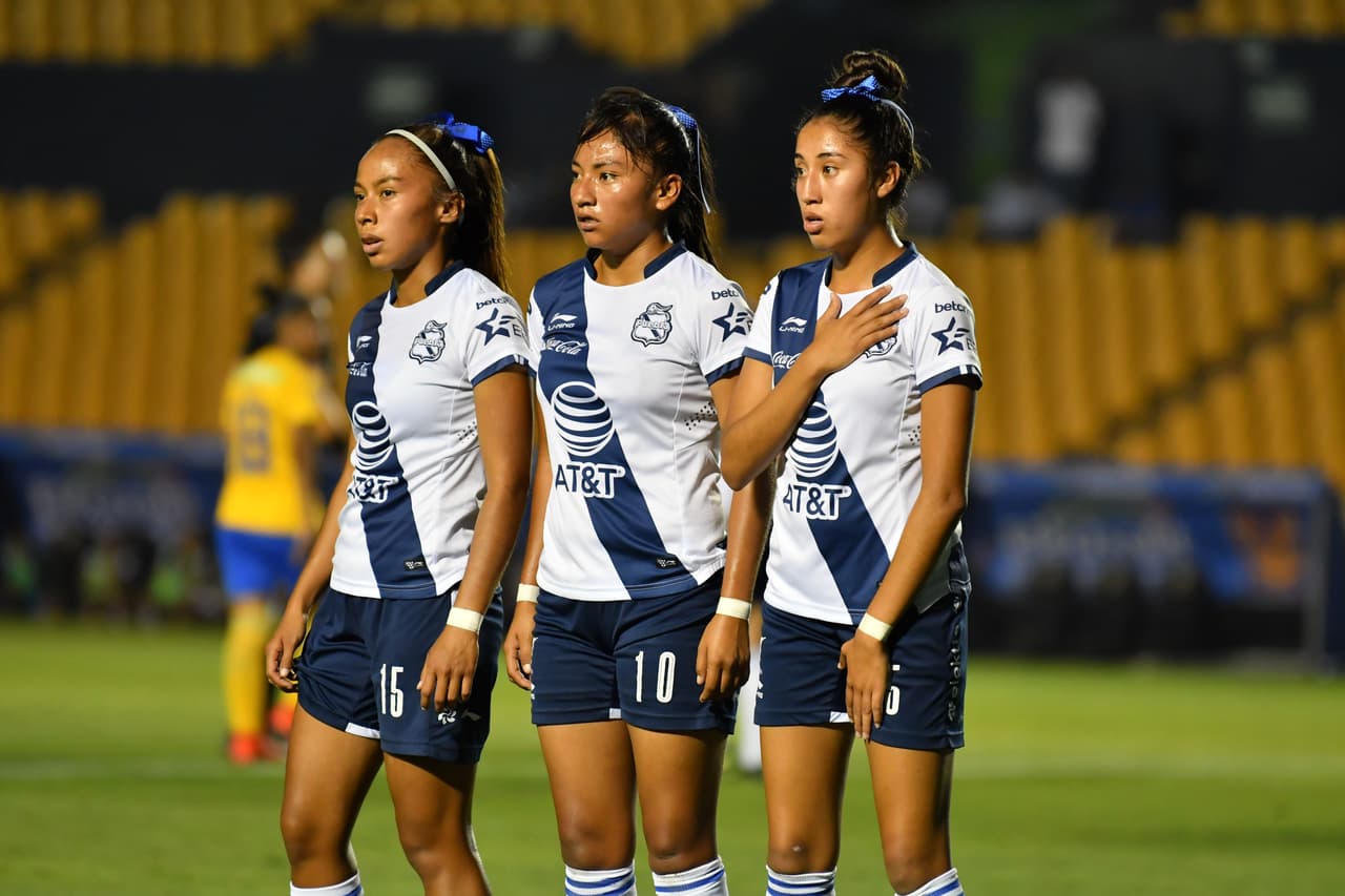 Era incesante la presión de las felinas sobre el área de las poblanas. Aquí vemos un nervioso muro defensivo de las de La Franja previo al cobro de un tiro libre.