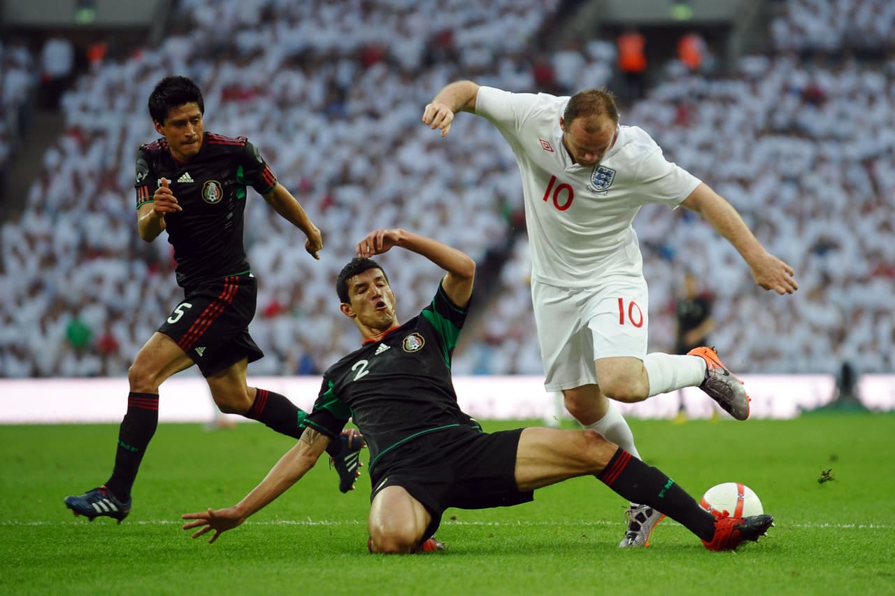 Wayne Rooney era la gran figura inglesa y salió como titular a vérselas contra Francisco Rodríguez y Ricardo Osorio.