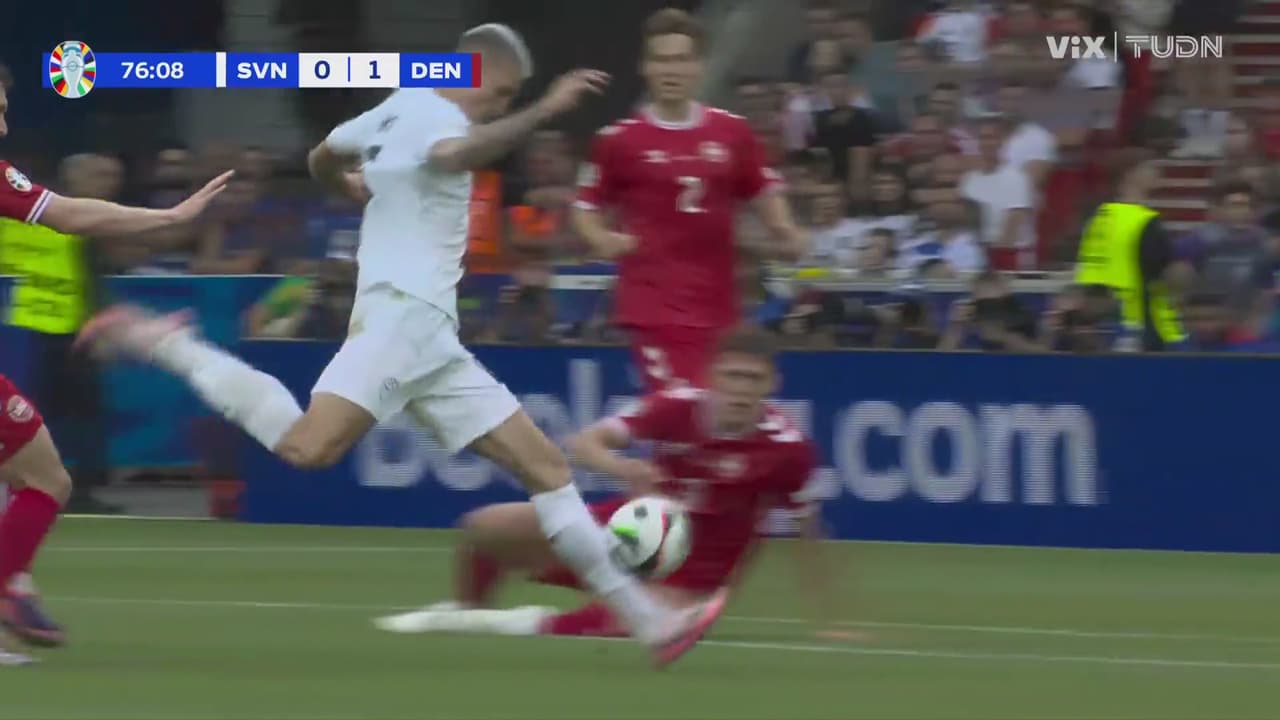 ¡Metal! Sesko revienta el palo izquierdo de Dinamarca