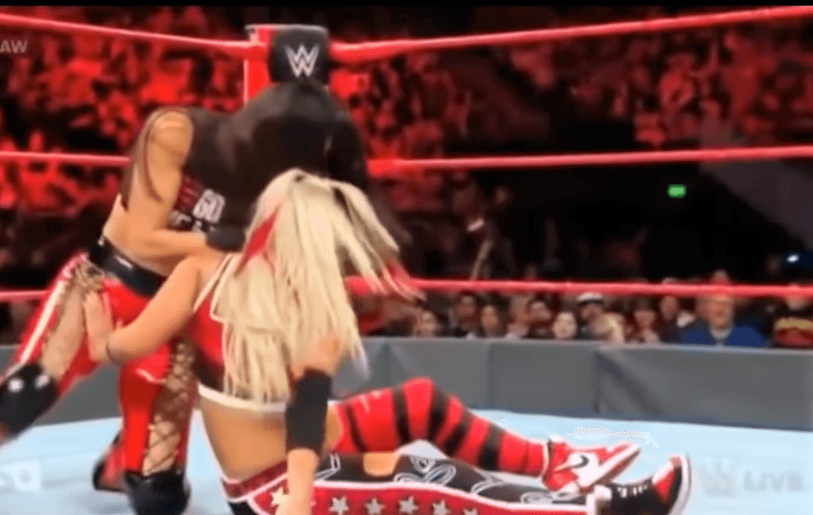 Muchos pudieron pensar que estaba tratando de levantarla para darle más castigo, pero no, era un disfraz, estaba ayudándola a incorporarse.