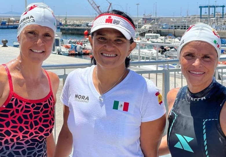 Paty Guerra (izquierda) acompañada de la entrenadora Nora Toledano (centro) y Mónica Ramírez.