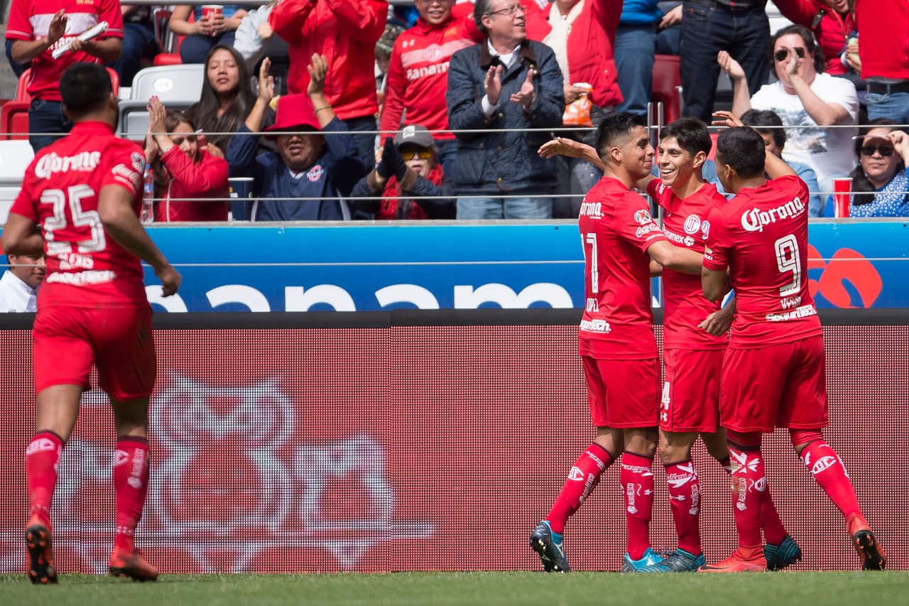 Pablo César Barrientos abrió el marcador al minuto 35. El argentino definió al ángulo marcando un golazo para adelantar a los suyos.