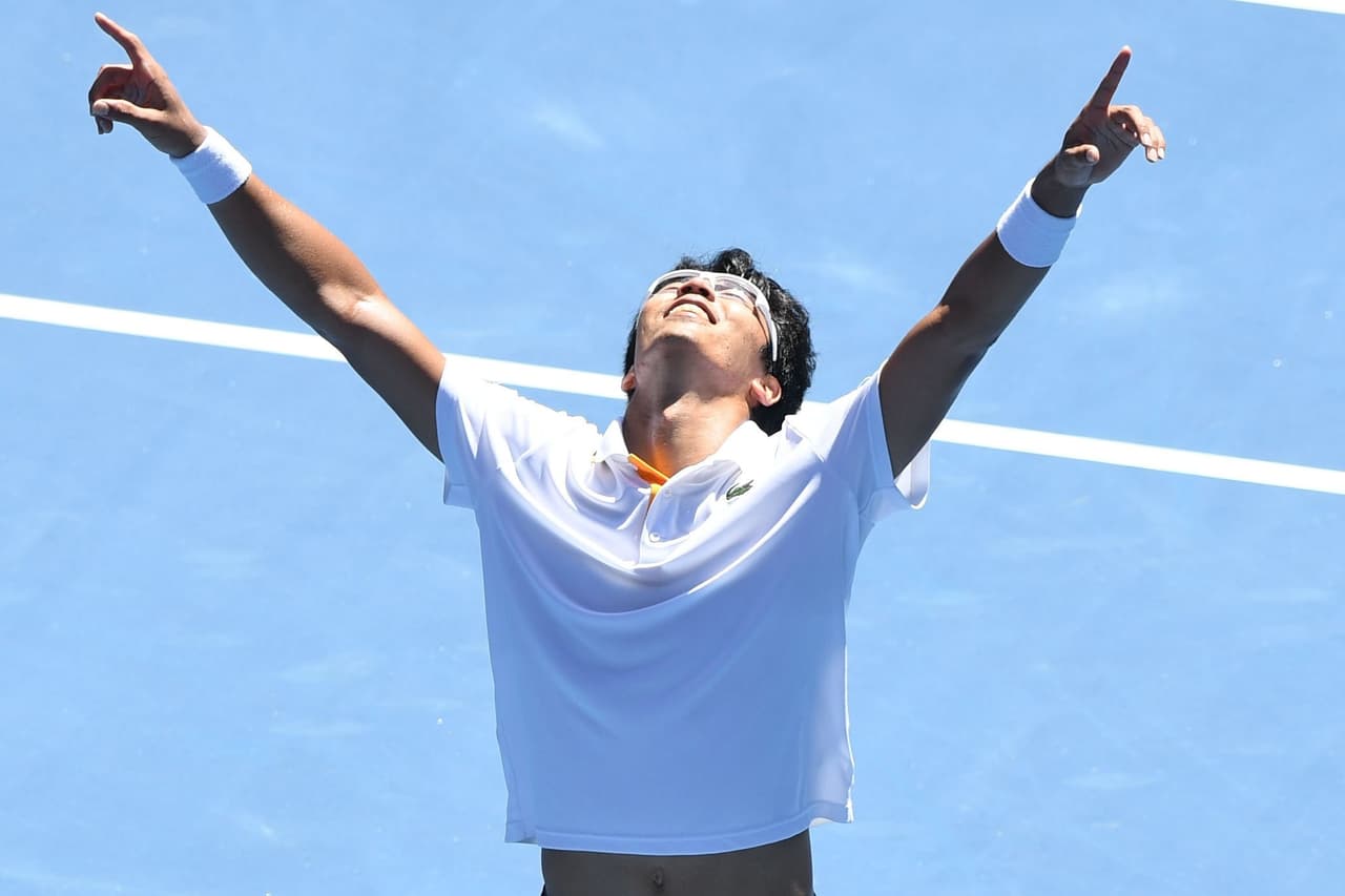 El coreano Hyeon Chung, de 21años, hizo historia al ser el primero de su país en clasificar a una Semifinal de Abierto de Australia al vencer 6-4, 7-6 (5), 6-3 el estadounidense Tennys Sandgren.