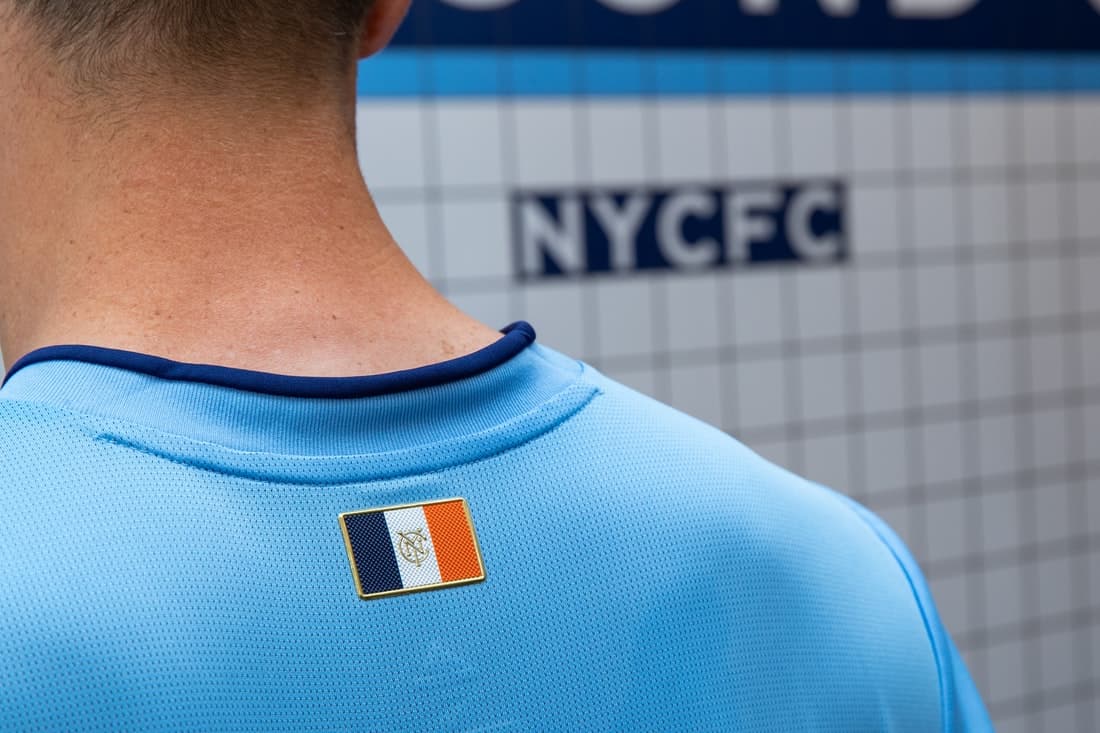 Una paloma (la mascota adoptada por los fanáticos) y la bandera de la ciudad de Nueva York, detalles en la nueva prenda. (New York City FC)