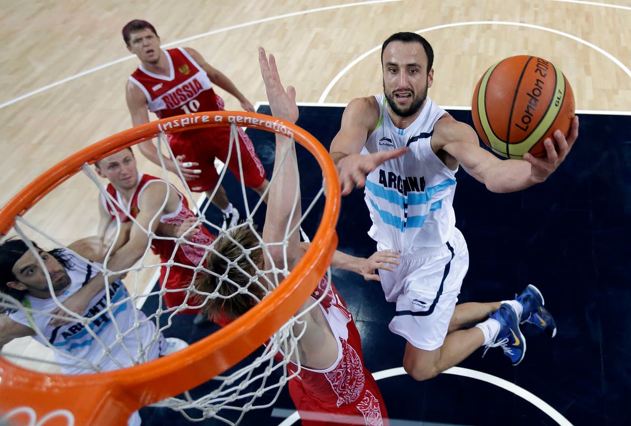 En el título de 2004, la máxima gloria de Argentina y Latinoamérica en el básquetbol, Ginóbili fue el Jugador Más Valioso.