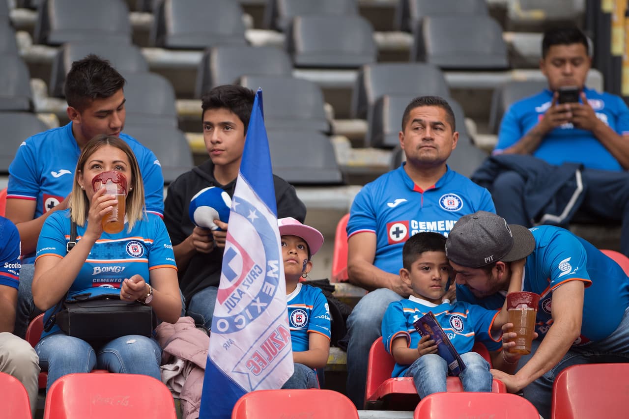 Los fanáticos de Cruz Azul en el Estadio Azteca a minutos del juego contra Monarcas Morelia por la Jornada 17 del Clausura 2019.
