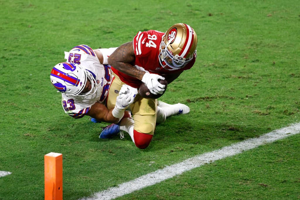 Josh Allen lanzó más de 300 yardas y cuatro pases de anotación en la victoria 34-24 sobre los San Francisco 49ers.