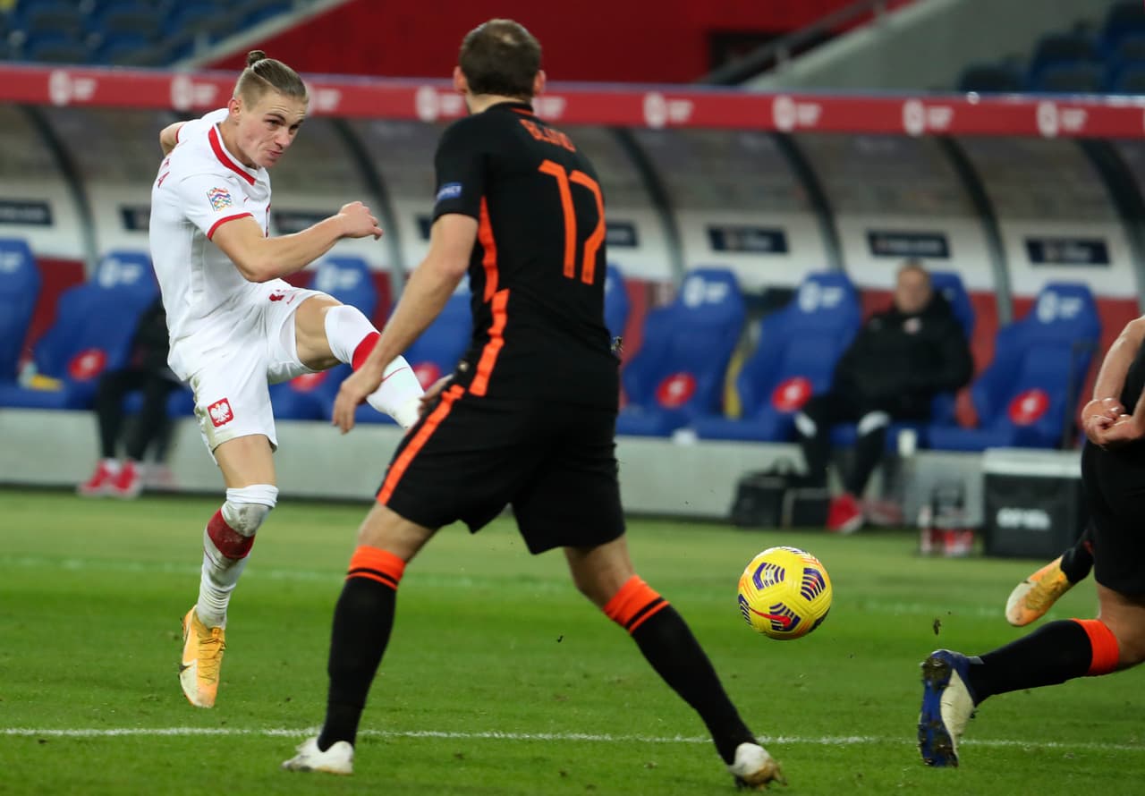 Los neerlandeses le dieron vuelta al partido sobre la recta final; ambos concluyen su participación en la justa europea. | Jozwiak (5’) abrió el marcador para Polonia. Depay (77’) igualó y Wijnaldum (84’) dio vuelta al marcador. Neerlandeses y polacos se despiden de la justa tras conseguir 11 y 7 unidades, respectivamente.